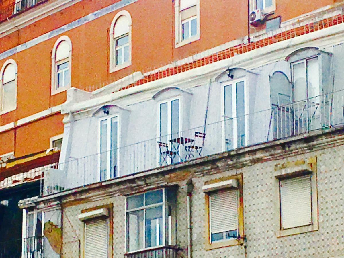 Amazing Downtown With Small Balcony With View Over The Castle *