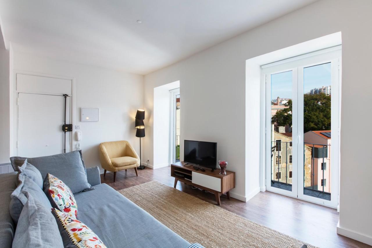 Amazing Downtown With Small Balcony With View Over The Castle * Lisboa