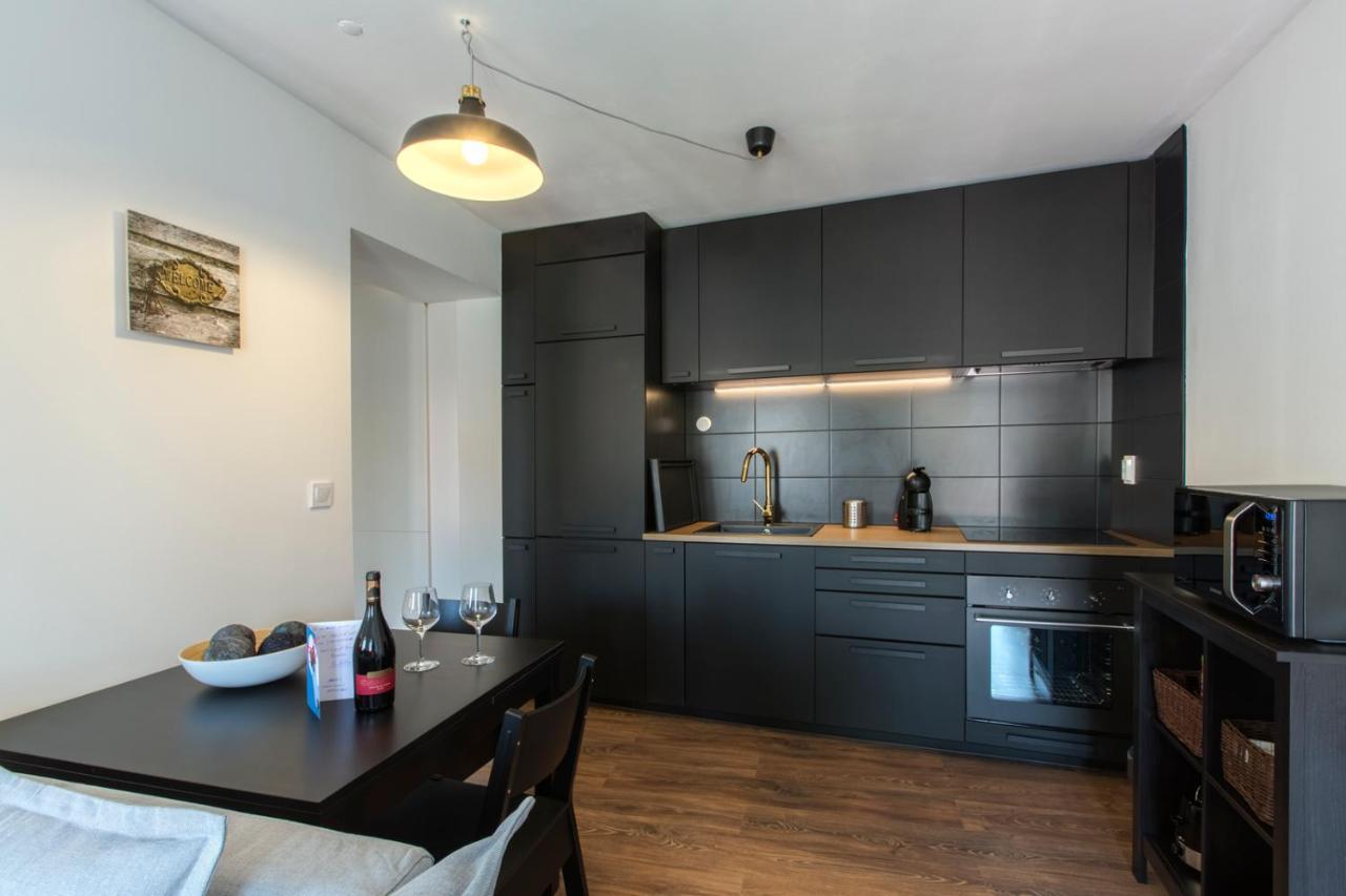 Amazing Downtown With Small Balcony With View Over The Castle * Lisboa
