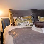 Good Karma - Bright And Sophisticated Apartment With Balcony