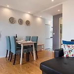 Graceful 2Bdr Duplex Apartment By Lovelystay