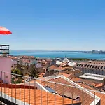 Breathtaking River-City View Two Private Terraces 3 Bedrooms&3 Bathrooms 17th Century Building Central Bica Chiado District
