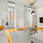 Whome Luxury Stay In Prime Location W/ Ac, Lift & Private Patio