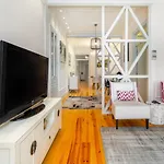 Whome Luxury Stay In Prime Location W/ Ac, Lift & Private Patio