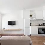 Altido Sunny Apt With Terrace Near Lisbon Centre