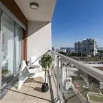 Lisbon Metro & Pool Apartment