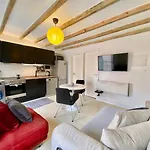 Central Lisbon Balcony Apartment
