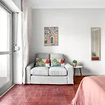 Wonderful Shared Apartment In Alfornelos - Near Metro!