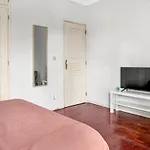 Wonderful Shared Apartment In Alfornelos - Near Metro!