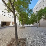 Modern Apartment In Parque Das Nacoes
