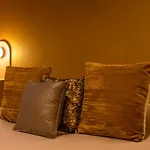 Arty Home In The Heart Of Lisbon , Baixa Chiado