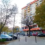 Quarto Cama Queen Lisboa Benfica Em Apartamento Familiar - Casa De Banho Compartilhada - Temos Cao