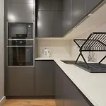 Modern 2 Bed Apt In Campolide Near Amoreiras