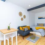 Mourarias Place - Yellow Studio