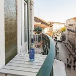 Chic 1-Bed Flat With Balcony, View And Workspace, 5Mins To Santa Justa Lift