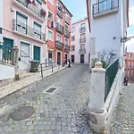 Alfama Light-Filled Apartment, By Timecooler