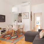 Cozy 1St Floor Flat Central Chiado District With Balconies And Ac 19Th Century Building