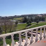 Sunny Suites Golf And Free Parking Guest House