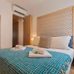 LovelyStay - Sunshine Residence in the Heart of Graça