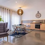 LovelyStay - Sunshine Residence in the Heart of Graça