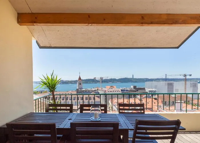 Breathtaking River-City View Two Private Terraces 3 Bedrooms&3 Bathrooms 17th Century Building Central Bica Chiado District
