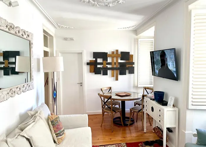 Bright And Spacious Three Bedroom Apt In The Heart Of Lisbon