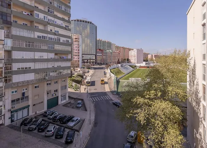 Cozy 3 Bedroom Apartment In Front Of The Subway