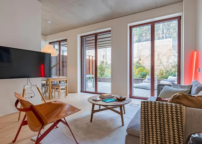 Deluxe 2Bdr Apartment W/ Patio By Lovelystay