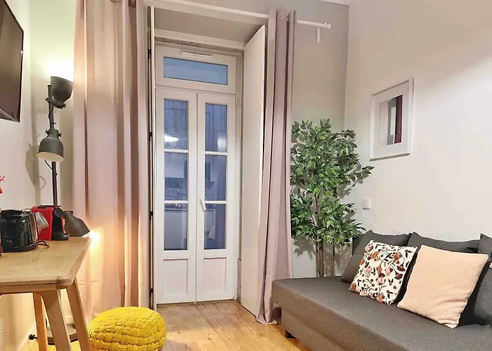 Vila Rosário 2 Lovely Apt with Private patio - by Homeful
