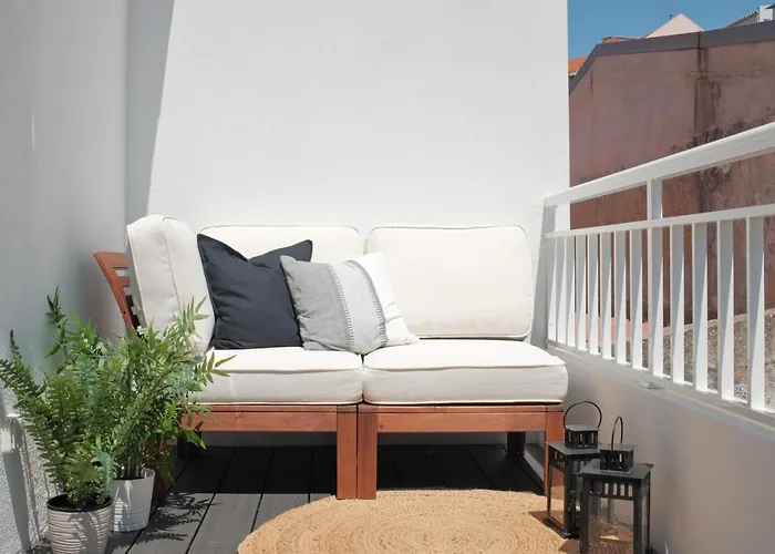 Downtown Terrace - 2 Bedroom Apt In Graca With Private & Sunny Terrace!