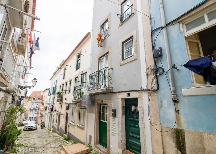 Cosy Retreat In Madragoa -Lisbon