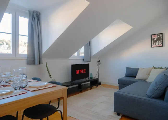 Stylish 2Br Castle View - Central | By Airnest
