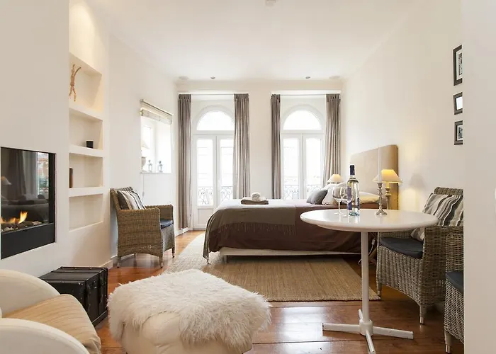 Chic 1-Bed Flat With Balcony, View And Workspace, 5Mins To Santa Justa Lift