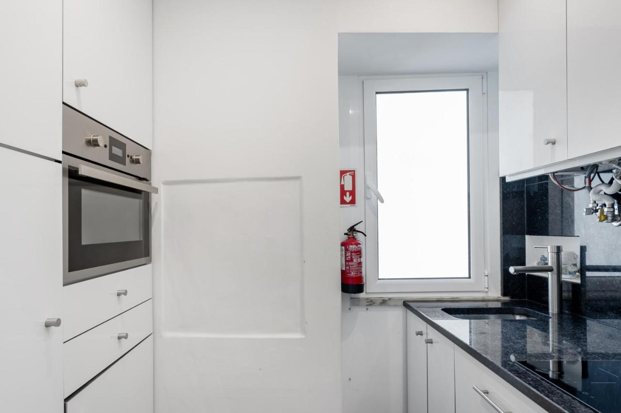 Avenida Da Liberdade Area, Bright And Newly Renovated 2 Bedroom Apartment, Historical Center