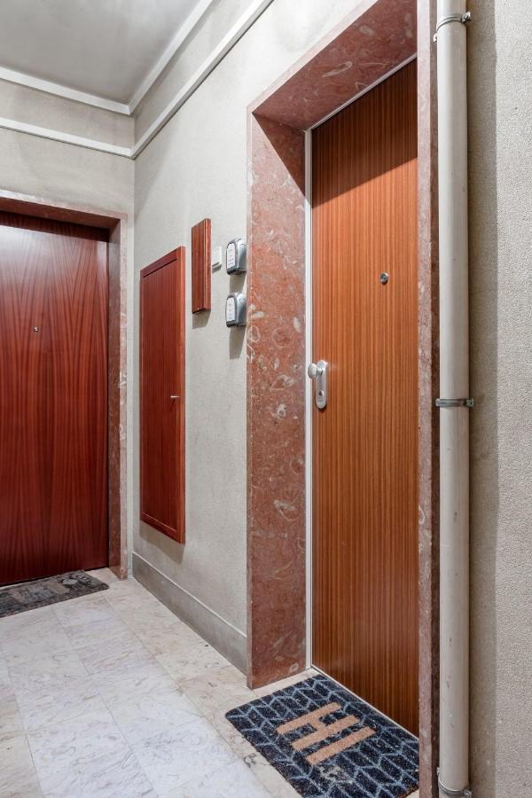 Stroll To Coffee Shops Near A Renovated Hillside In Graca Apartment *