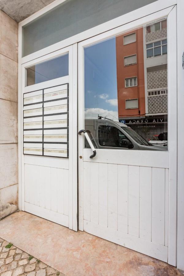Stroll To Coffee Shops Near A Renovated Hillside In Graca Apartment *
