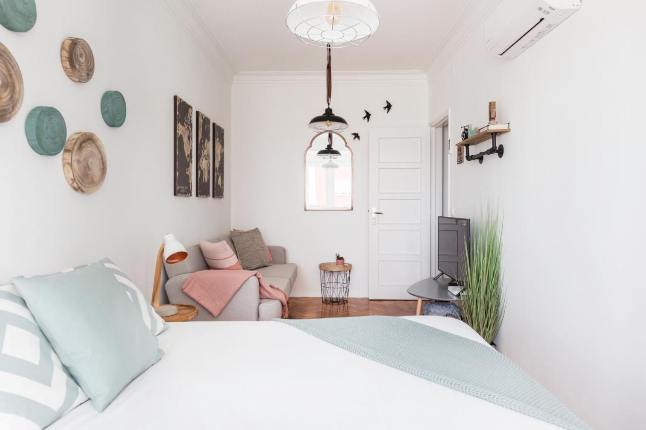 Stroll To Coffee Shops Near A Renovated Hillside In Graca Apartment