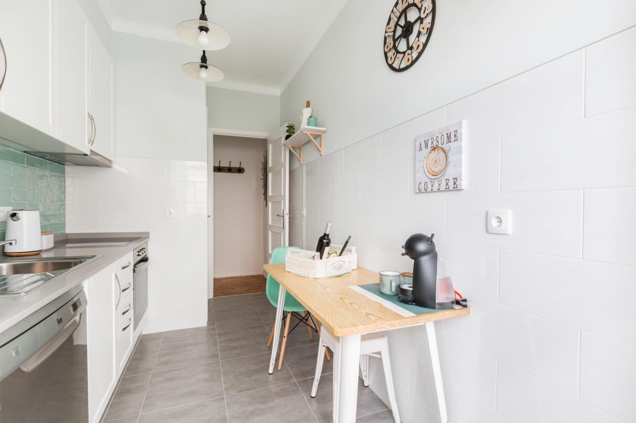 Stroll To Coffee Shops Near A Renovated Hillside In Graca Apartment *