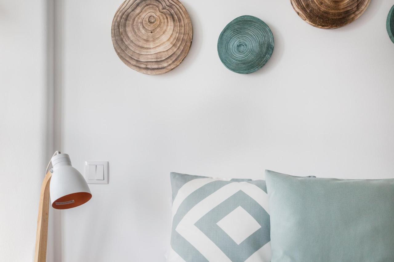 Stroll To Coffee Shops Near A Renovated Hillside In Graca Apartment *