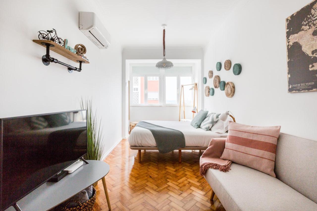 Stroll To Coffee Shops Near A Renovated Hillside In Graca Apartment