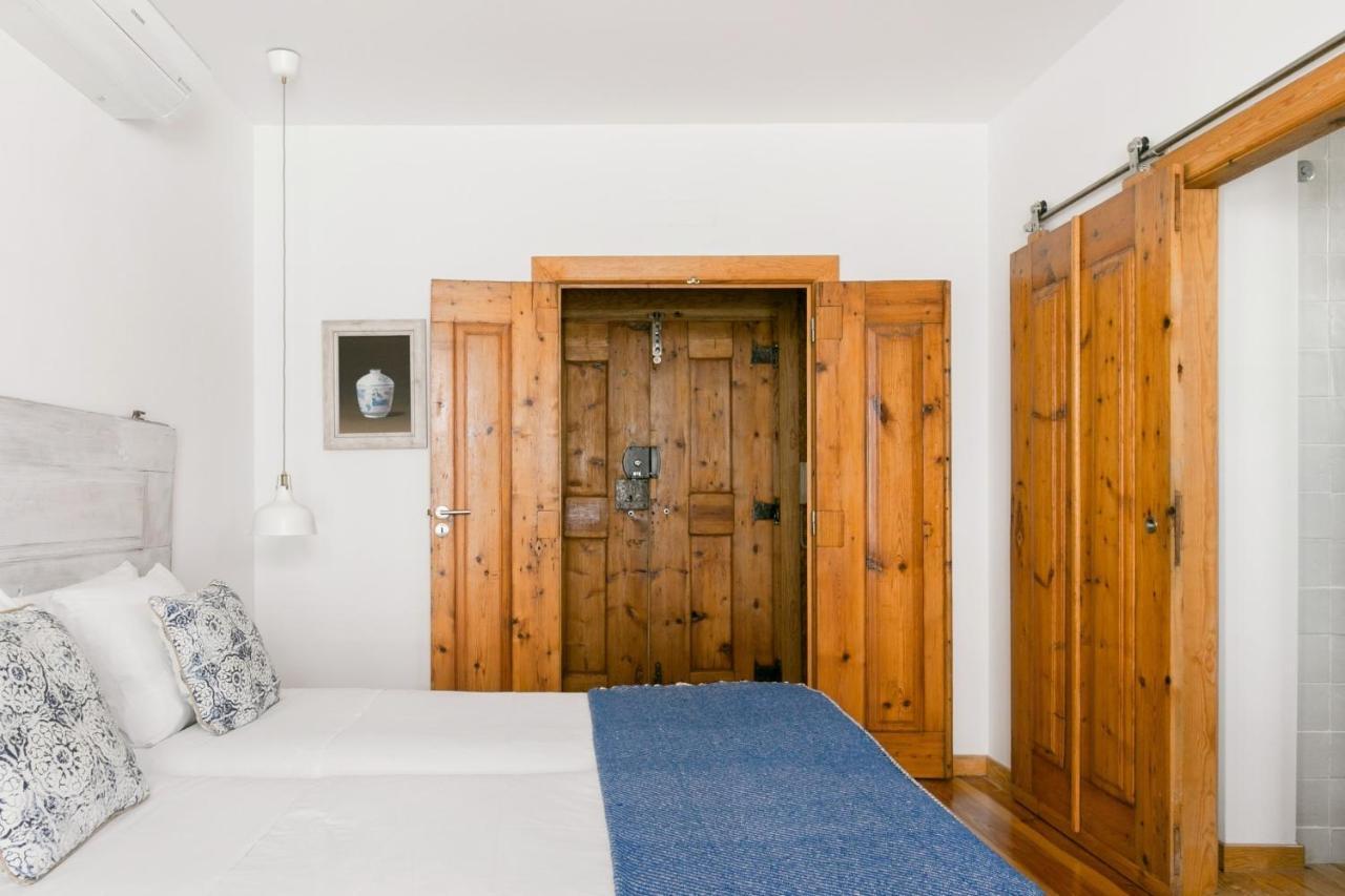 Breathtaking River-city View Two Private Terraces 3 Bedrooms&3 Bathrooms 17th Century Building Bica Chiado District Apartamento