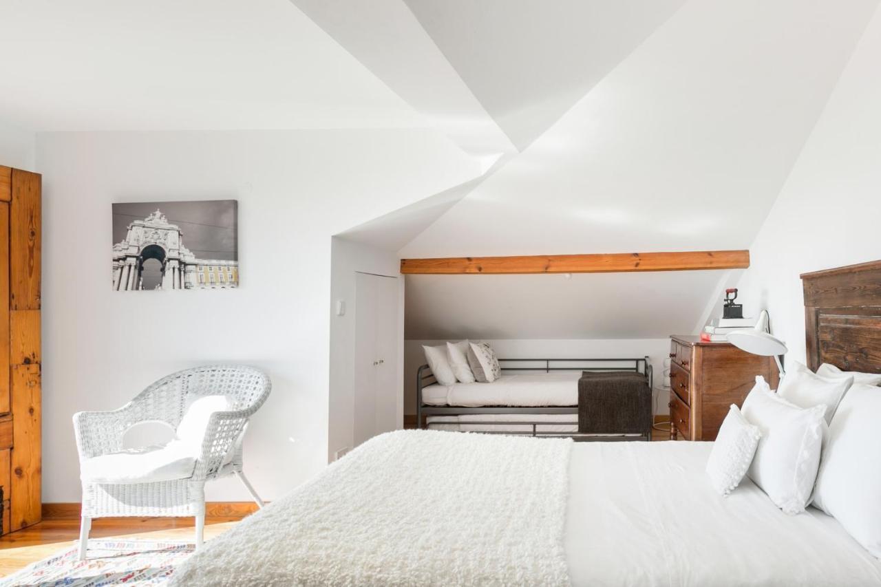 Apartamento Breathtaking River-city View Two Private Terraces 3 Bedrooms&3 Bathrooms 17th Century Building Bica Chiado District *