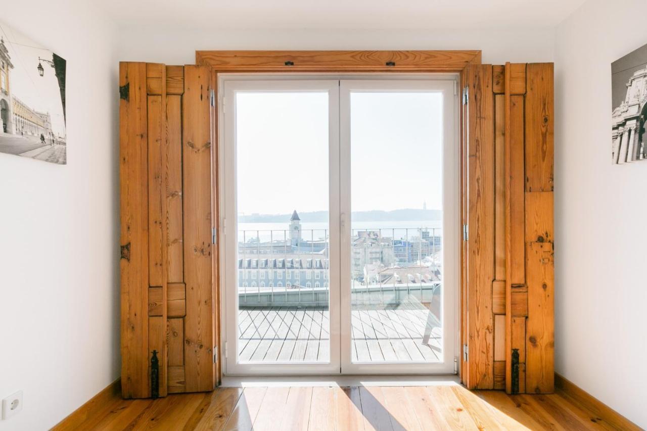 Breathtaking River-city View Two Private Terraces 3 Bedrooms&3 Bathrooms 17th Century Building Bica Chiado District Apartamento Lisboa