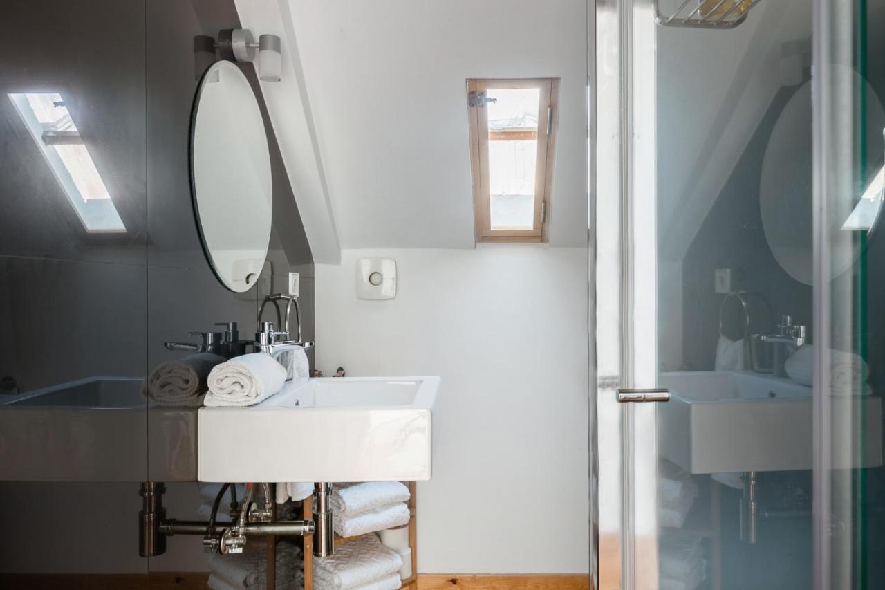 Breathtaking River-city View Two Private Terraces 3 Bedrooms&3 Bathrooms 17th Century Building Bica Chiado District Apartamento Lisboa