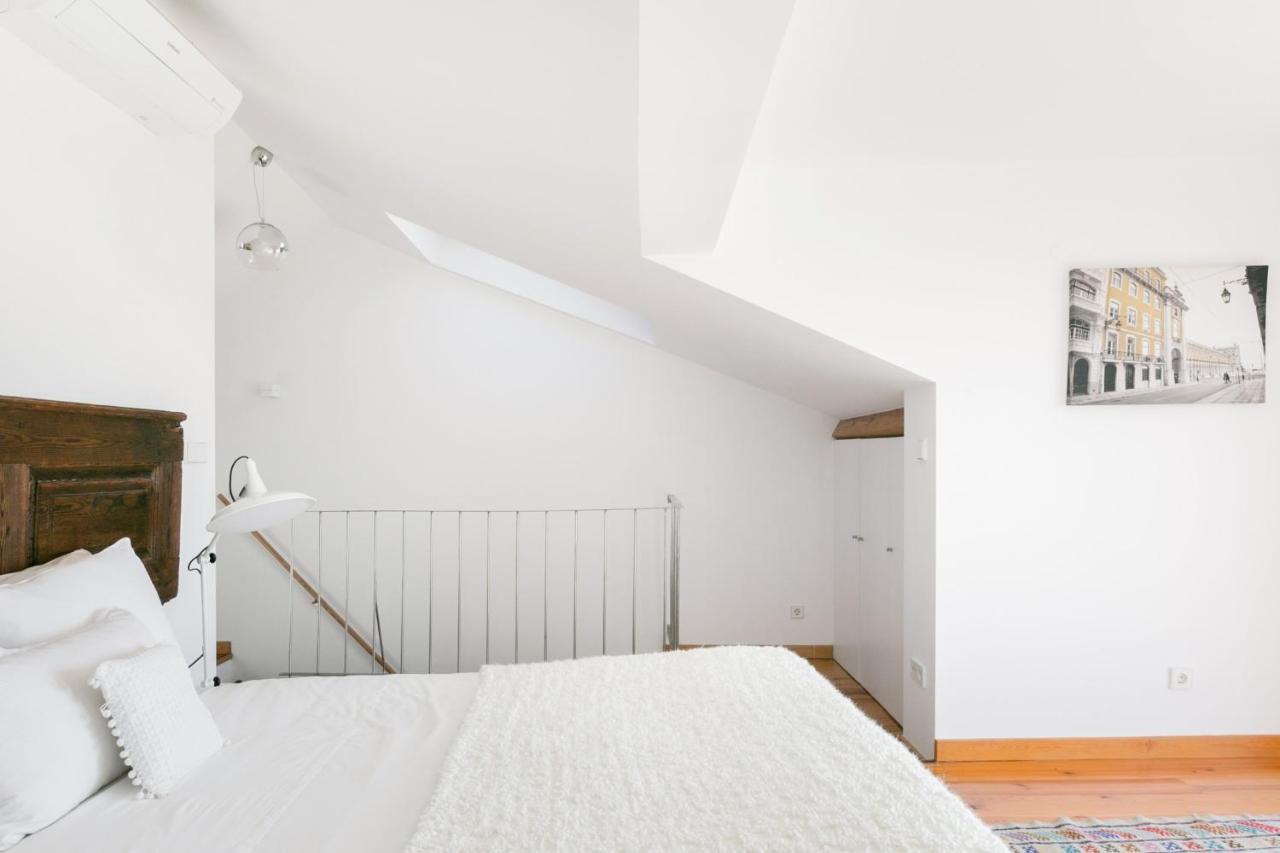 Breathtaking River-city View Two Private Terraces 3 Bedrooms&3 Bathrooms 17th Century Building Bica Chiado District Apartamento *
