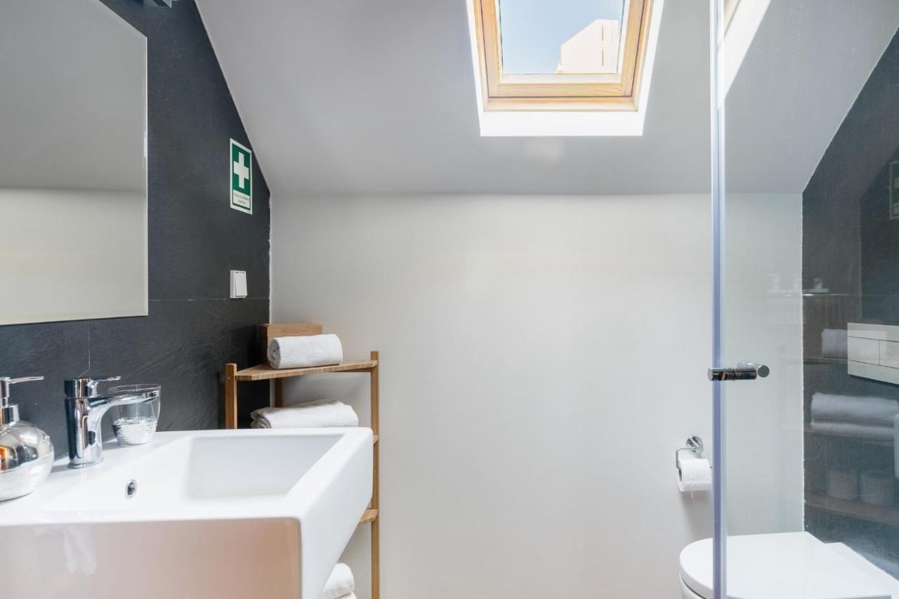 Breathtaking River-city View Two Private Terraces 3 Bedrooms&3 Bathrooms 17th Century Building Bica Chiado District *