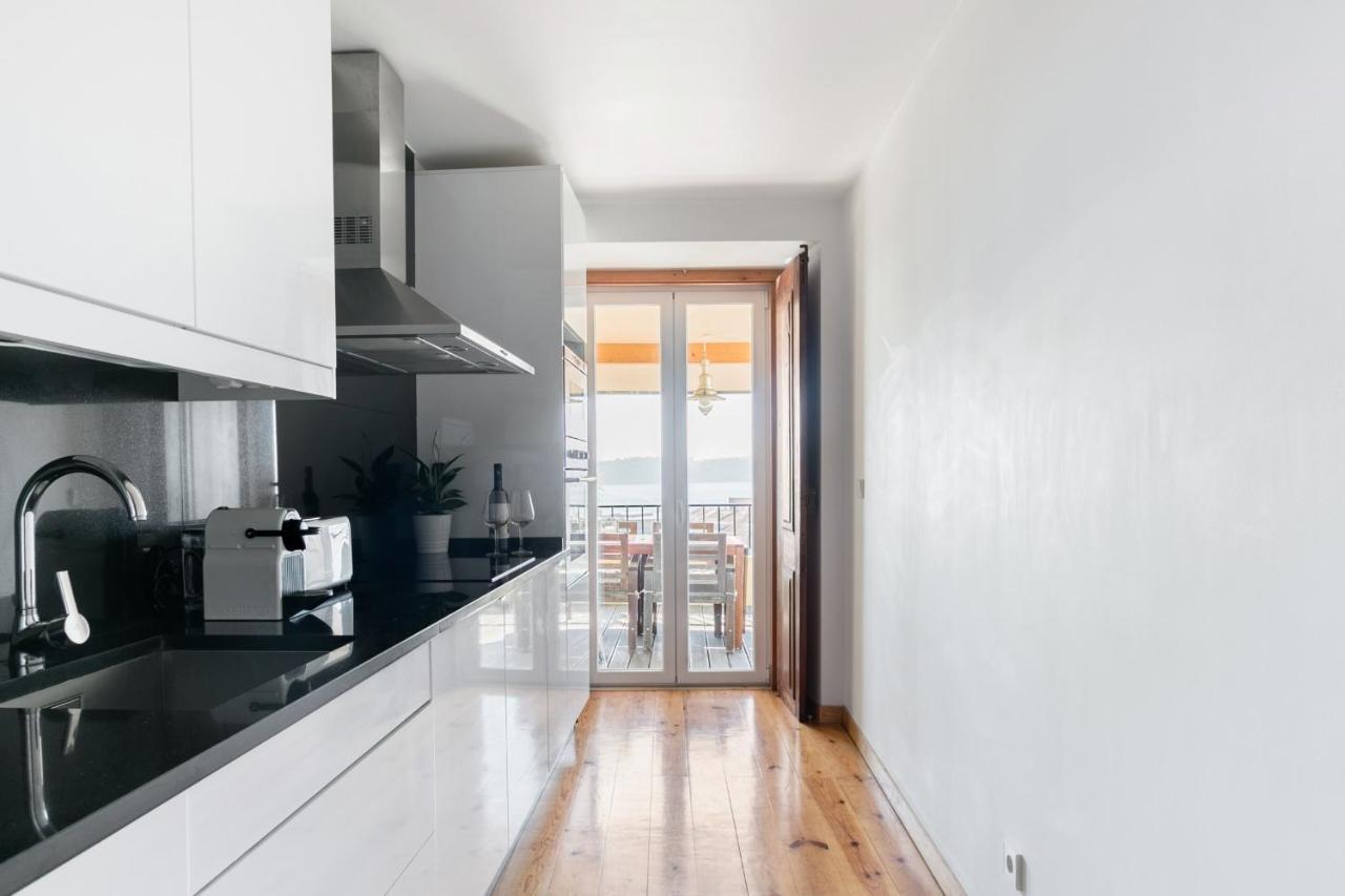 Breathtaking River-city View Two Private Terraces 3 Bedrooms&3 Bathrooms 17th Century Building Bica Chiado District Lisboa