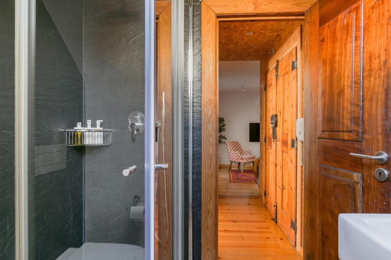 Breathtaking River-city View Two Private Terraces 3 Bedrooms&3 Bathrooms 17th Century Building Bica Chiado District Apartamento *