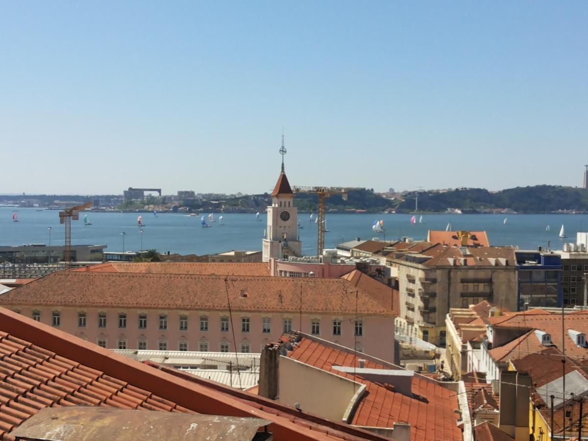 Apartamento Breathtaking River-city View Two Private Terraces 3 Bedrooms&3 Bathrooms 17th Century Building Bica Chiado District *