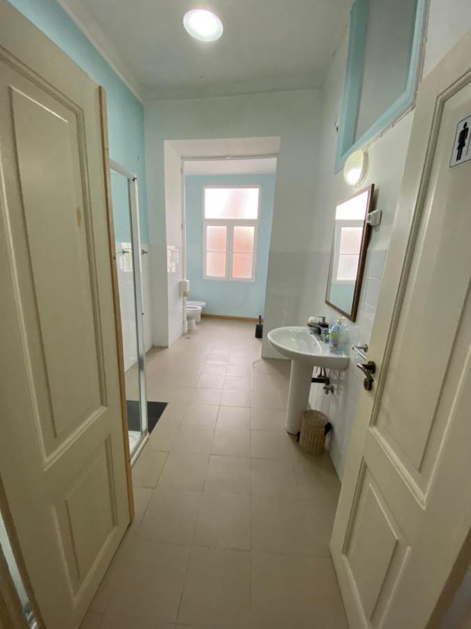 Relax Chiado 3 - Cute Little Double With Shared Bathroom *